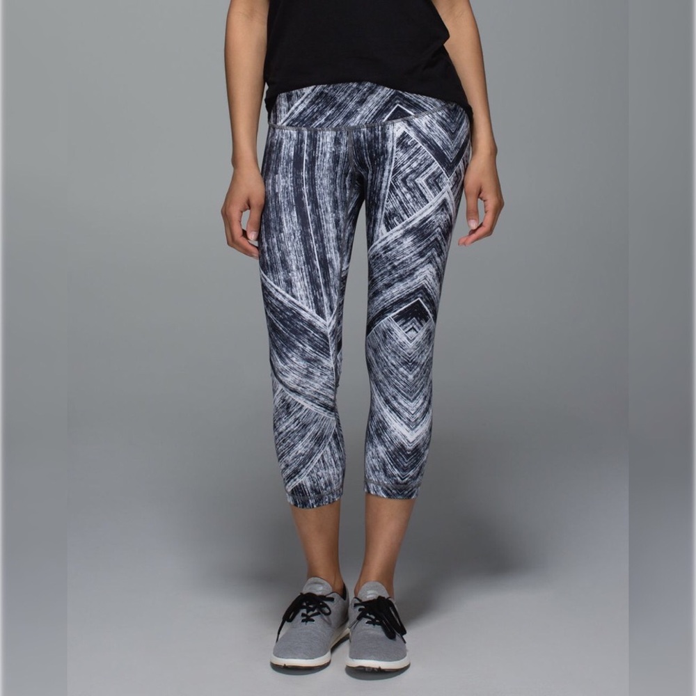 Lululemon Wunder Under Crop II *Full-On Luon - Picture 2 of 15